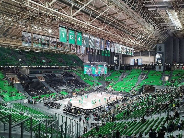 新疆伊宁一青年投资500万元，在当地自建FIFA标准足球场（封面配图）